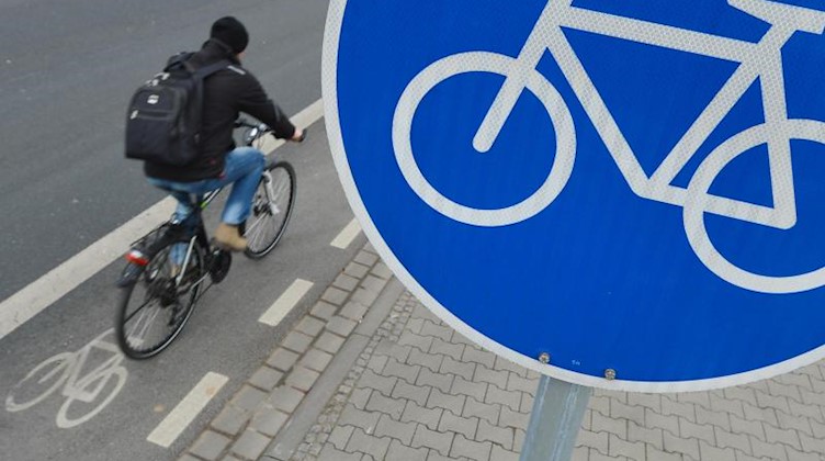 Ein Mann fährt mit seinem Fahrrad auf einem mit einem Verkehrsschild gekennzeichneten Radweg. Foto: Arne Dedert/dpa/Archivbild