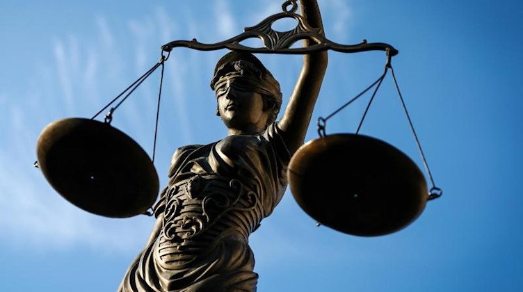 Eine Statue der Justitia hält eine Waage in ihrer Hand. Foto: David-Wolfgang Ebener/dpa/Symbolbild