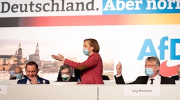 Tino Chrupalla (l-r), Beatrix von Storch und Jörg Meuthen nehmen am Bundesparteitag der AfD in Dresden teil. Foto: Kay Nietfeld/dpa