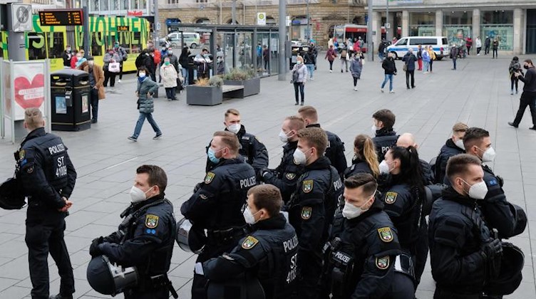 Polizisten auf dem Marktplatz in Halle, nachdem die Versammlungen in Leipzig untersagt worden sind. Foto: Sebastian Willnow/dpa-Zentralbild/dpa