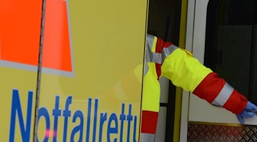 Ein Rettungsassistent steigt in einen Rettungswagen. Foto: Jens Kalaene/zb/dpa/Archivbild