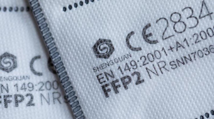 FFP2 Masken mit CE-Zertifizierung liegen auf einem Tisch. Foto: Rolf Vennenbernd/dpa/Archivbild