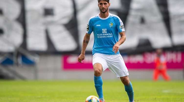 Der Chemnitzer Niklas Hoheneder spielt den Ball. Foto: Robert Michael/dpa-Zentralbild/dpa