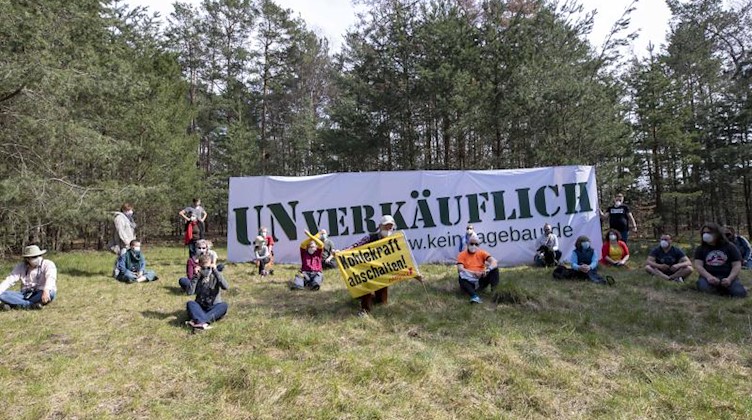 Protestaktion «Unverkäuflich» am Tagebau Nochten. Foto: Daniel Schäfer/dpa-Zentralbild/dpa