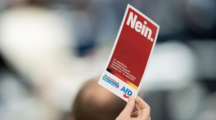 Mit «Nein» stimmt eine Delegierte der AfD in der Dresdener Messehalle beim Bundesparteitag der AfD. Foto: Kay Nietfeld/dpa