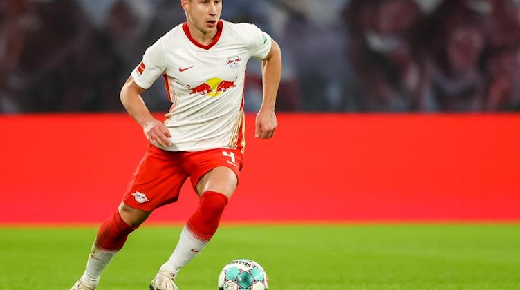 Leipzigs Willi Orban spielt den Ball. Foto: Jan Woitas/dpa-Zentralbild/dpa/Archivbild