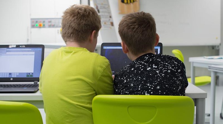 Zwei Schüler arbeiten an einem Laptop. Foto: Sebastian Kahnert/dpa-Zentralbild/dpa/Symbolbild