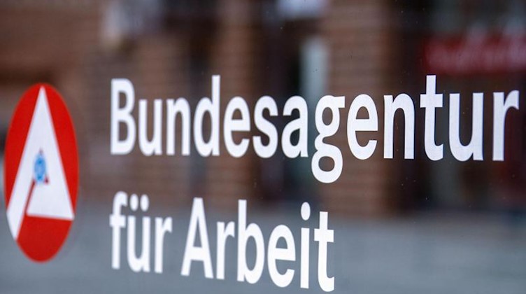 Das Schild der Bundesagentur für Arbeit. Foto: Jens Büttner/dpa-Zentralbild/dpa/Symbolbild