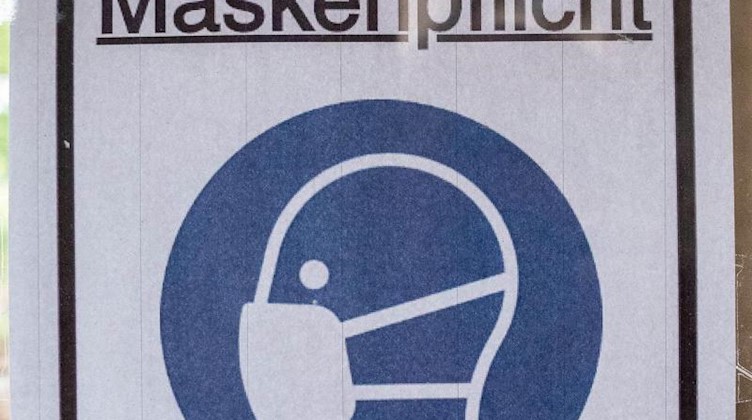 Ein Plakat mit der Aufschrift «Maskenpflicht». Foto: Kay Nietfeld/dpa/Symbolbild