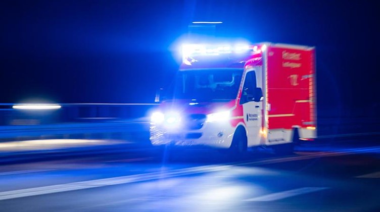 Ein Rettungswagen der Feuerwehr fährt mit Blaulicht durch eine Straße. Foto: Marcel Kusch/dpa/Symbolbild