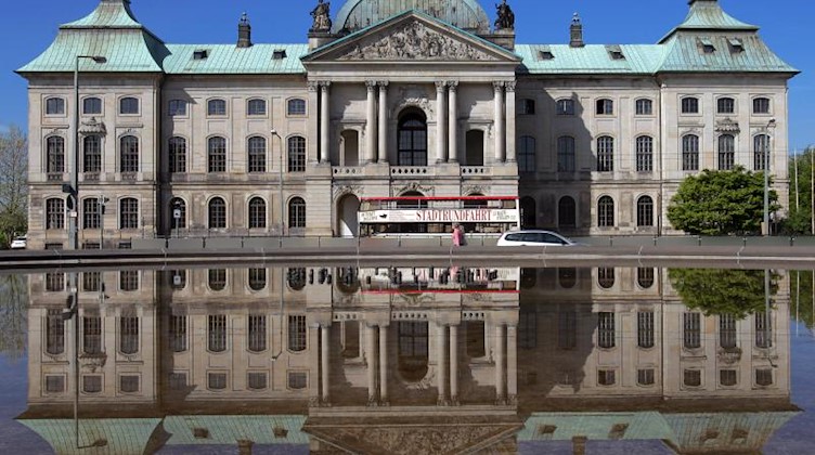 Ein Bus fährt in Dresden am Japanischen Palais vorbei. Foto: Matthias Hiekel/dpa/Archivbild