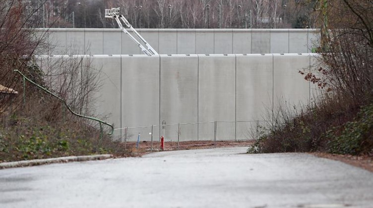 Eine sechs Meter hohe Betonmauer umschließt das Gelände für das künftige Zwei-Länder-Gefängnis in Zwickau-Marienthal. Foto: Jan Woitas/dpa-Zentralbild/ZB