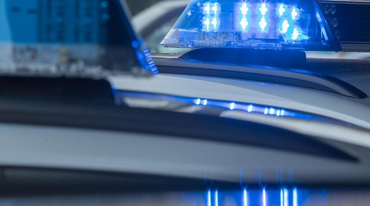 Ein Blaulicht leuchtet auf einem Polizeifahrzeug. Foto: Jens Büttner/dpa-Zentralbild/dpa/Symbolbild