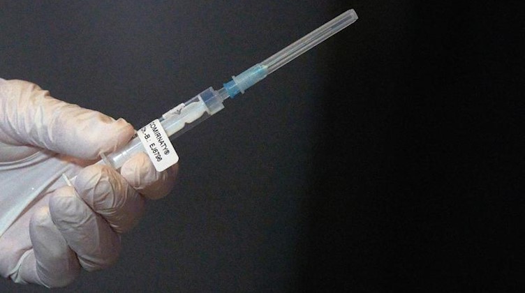Eine Mitarbeiterin des Impfteams eine Spritze mit dem Impfstoff gegen Covid-19. Foto: Thomas Frey/dpa Pool/dpa/Archivbild
