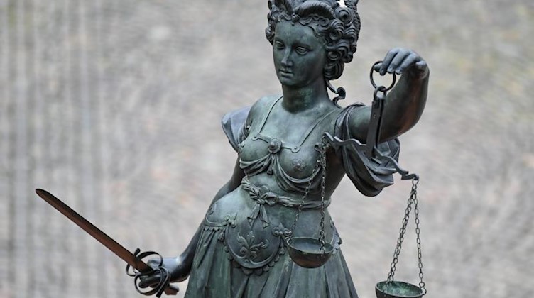 Die Statue der Justitia steht mit einer Waage und einem Schwert in der Hand. Foto: Arne Dedert/dpa/Archivbild