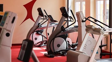 Crosstrainer stehen in einem geschlossenen Fitnessstudio in Limbach-Oberfrohna. Foto: Jan Woitas/dpa-Zentralbild/dpa
