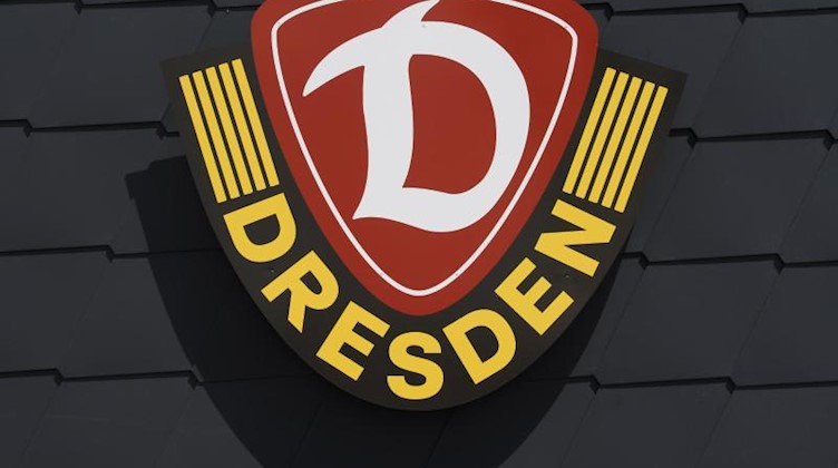 Ein Logo der SG Dynamo Dresden ist am Trainingszentrum angebracht. Foto: Robert Michael/dpa-Zentralbild/dpa/Archivbild