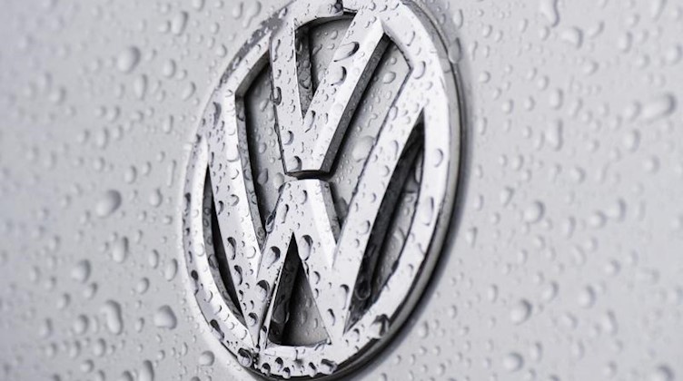 Regentropfen perlen auf einem Volkswagen Logo bei einem VW-Händler. Foto: Julian Stratenschulte/dpa