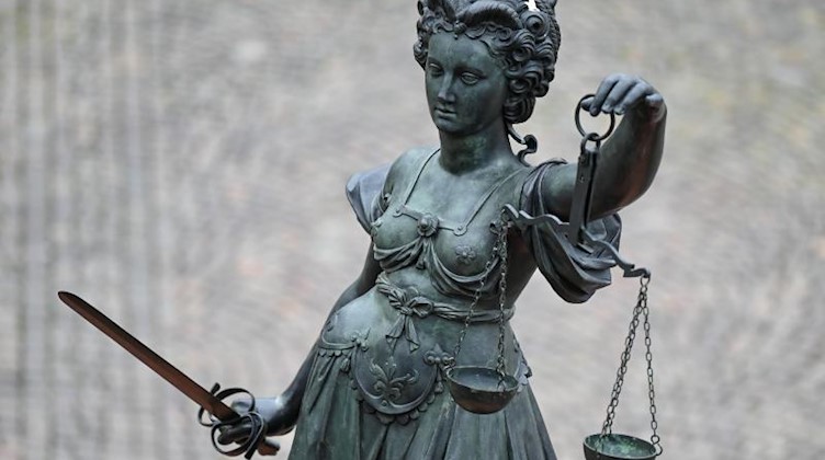 Die Statue der Justitia steht mit einer Waage und einem Schwert in der Hand. Foto: Arne Dedert/dpa