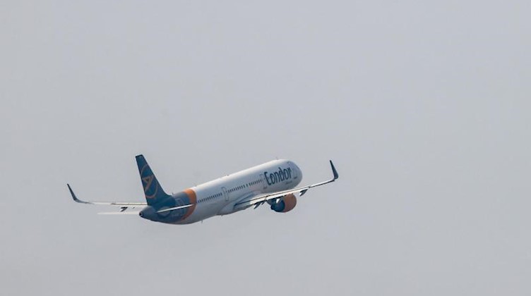 Ein Flugzeug fliegt. Foto: Jan Woitas/dpa-Zentralbild/dpa