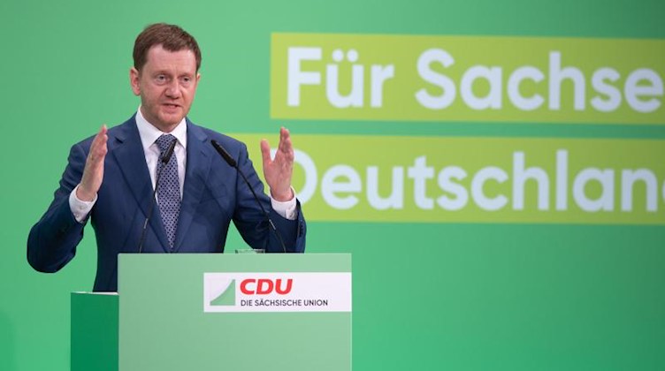 Michael Kretschmer (CDU) spricht während des Landesparteitags seiner Partei zu den Mitgliedern. Foto: Sebastian Kahnert/dpa-Zentralbild/dpa