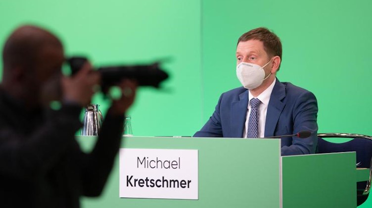Ein Fotograf steht während des CDU-Landesparteitags im Internationalen Congress Center vor Michael Kretschmer (CDU). Foto: Sebastian Kahnert/dpa-Zentralbild/dpa