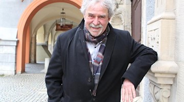 Der langjährige Direktor des Schlesischen Museums in Görlitz, Markus Bauer, steht vor dem Museum. Foto: Miriam Schönbach/dpa-Zentralbild/dpa/Archivbild