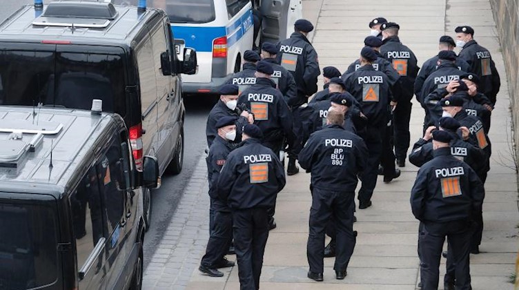 Bundespolizisten sammeln sich am Terrassenufer. Foto: Sebastian Willnow/dpa-Zentralbild/dpa