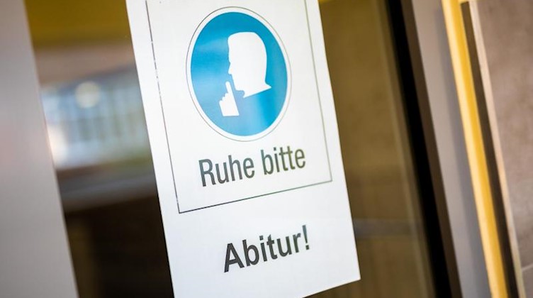 Ein Plakat mit der Aufschrift «Ruhe bitte - Abitur» hängt an einer Tür. Foto: Moritz Frankenberg/dpa/Archivbild