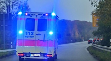 Mit Blaulicht ist ein Rettungswagen im Einsatz. Foto: Patrick Pleul/dpa-Zentralbild/ZB/Archivbild