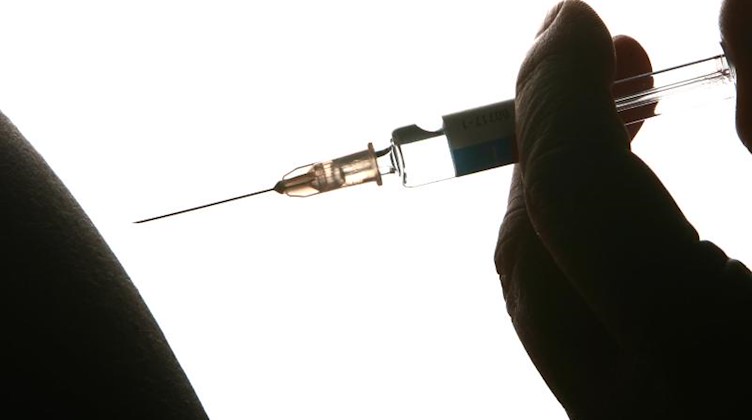 Eine Impfung wird in einer Arztpraxis vorbereitet. Foto: Ralf Hirschberger/ZB/dpa/Symbolbild