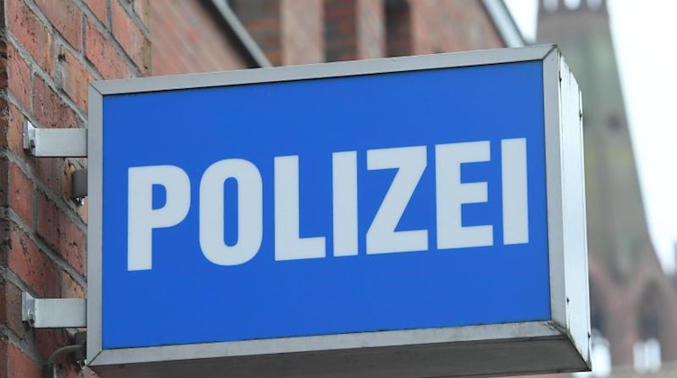 Ein Schild mit dem Schriftzug "Polizei" hängt an einer Polizeiwache. Foto: Stefan Sauer/dpa-Zentralbild/dpa/Symbolbild