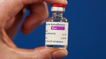 Eine Ampulle des Corona-Impfstoffs des Pharmakonzerns Astrazeneca. Foto: Russell Cheyne/PA Wire/dpa/Symbolbild