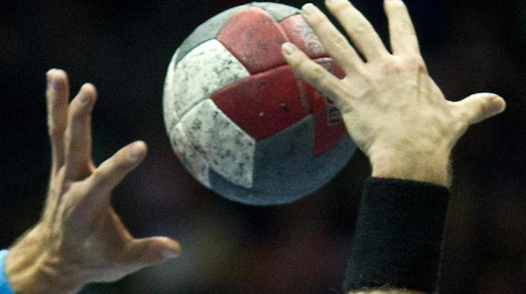Handball-Spieler während eines Spieles. Foto: Jens Wolf/dpa-Zentralbild/dpa/Symbolbild