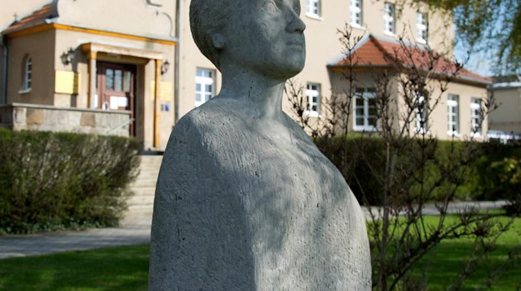 Ein Denkmal erinnert an die sorbisch-katholische Publizistin Maria Grollmuß. Foto: Sylvie Krüger/dpa/Archivbild