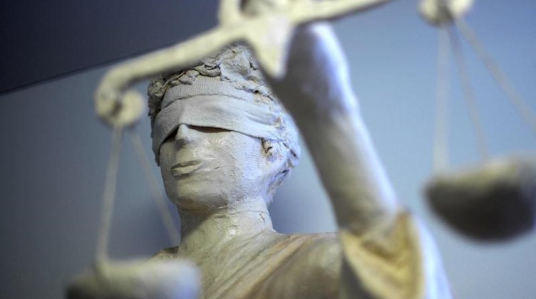 Die Statue Justitia. Foto: Peter Steffen/dpa/Symbolbild
