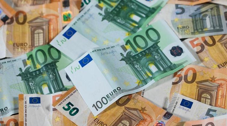Euro-Geldscheine mit unterschiedlichen Werten. Foto: Jens Büttner/dpa-Zentralbild/dpa/Symbolbild