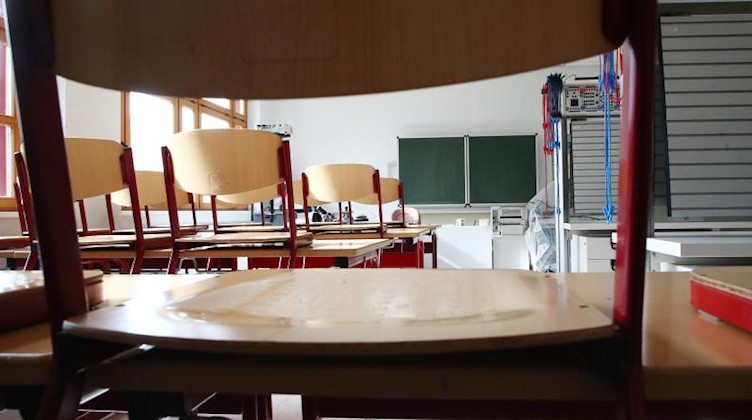Stühle stehen in einem leeren Klassenzimmer auf den Tischen. Foto: Bodo Schackow/zb/dpa/Symbolbild