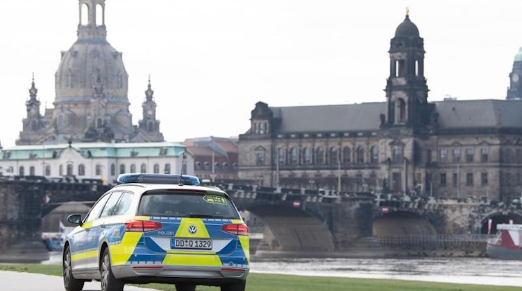 Eine Polizeistreife am Ufer der Elbe. Foto: Sebastian Kahnert/dpa-Zentralbild/dpa