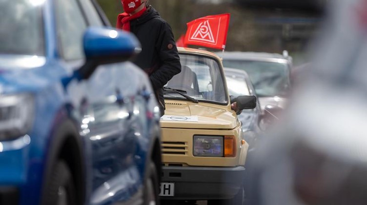Teilnehmer eines Warnstreiks vor dem Volkswagen-Werk in Zwickau. Foto: Hendrik Schmidt/dpa-Zentralbild/dpa