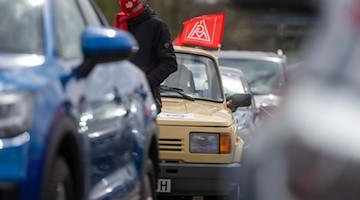 Teilnehmer eines Warnstreiks vor dem Volkswagen-Werk in Zwickau. Foto: Hendrik Schmidt/dpa-Zentralbild/dpa