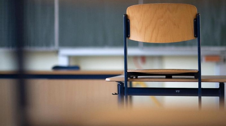 Ein Stuhl steht in einem Klassenzimmer einer Schule auf einem Tisch. Foto: Marijan Murat/dpa