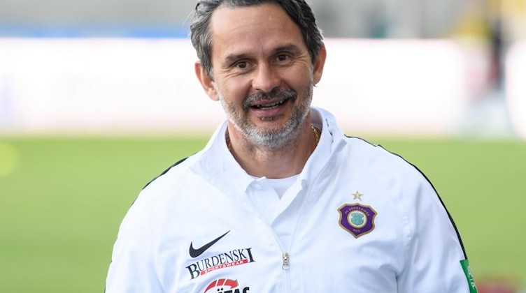 Trainer Dirk Schuster von Fußball-Zweitligist FC Erzgebirge Aue steht vor dem Spiel im Stadion. Foto: Swen Pförtner/dpa/Archivbild