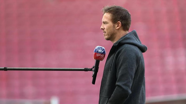 Leipzigs Trainer Julian Nagelsmann spricht mit Medienvertretern vor dem Spiel. Foto: Rolf Vennenbernd/dpa Pool/dpa