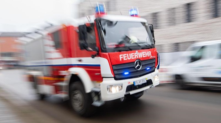 Ein Fahrzeug der Feuerwehr fährt durch die Innenstadt. Foto: Julian Stratenschulte/dpa/Symbolbild