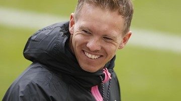 Leipzigs Trainer Julian Nagelsmann lacht. Foto: Odd Andersen/AFP-Pool/dpa