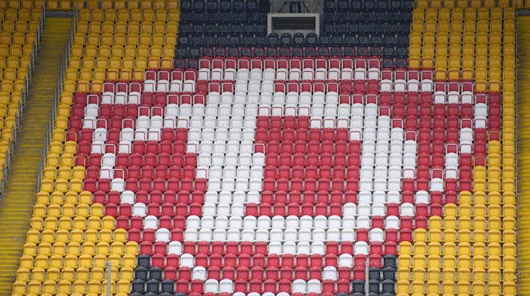 Blick auf die Hans-Jürgen «Dixie» Dörner Tribüne mit dem Vereinslogo der SG Dynamo Dresden. Foto: Robert Michael/dpa-Zentralbild/dpa