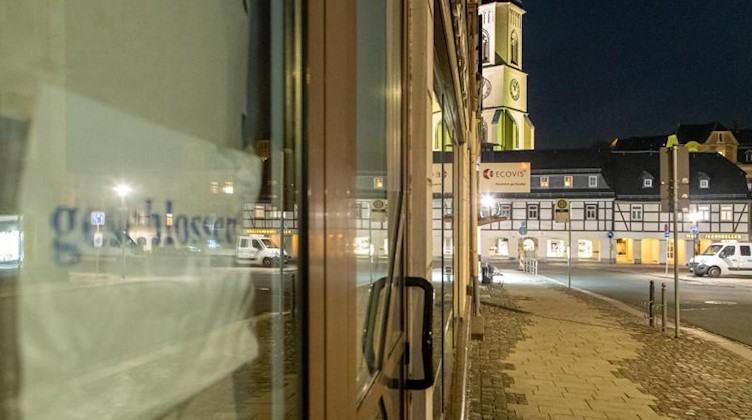 Nach Beginn der nächtlichen Ausgangsbeschränkungen ist die Stollberger Innenstadt menschenleer. Foto: Andre März/ErzgebirgsNews/dpa-Zentralbild/dpa