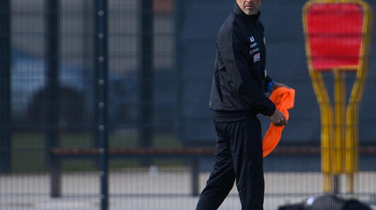 Alexander Schmidt läuft über den Trainingsplatz. Foto: Robert Michael/dpa-Zentralbild/dpa/Archivbild