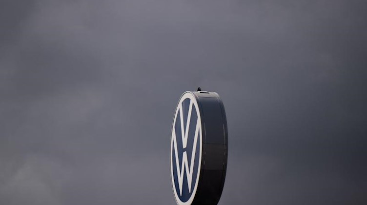 Ein Logo von Volkswagen dreht sich auf dem Werk. Foto: Julian Stratenschulte/dpa